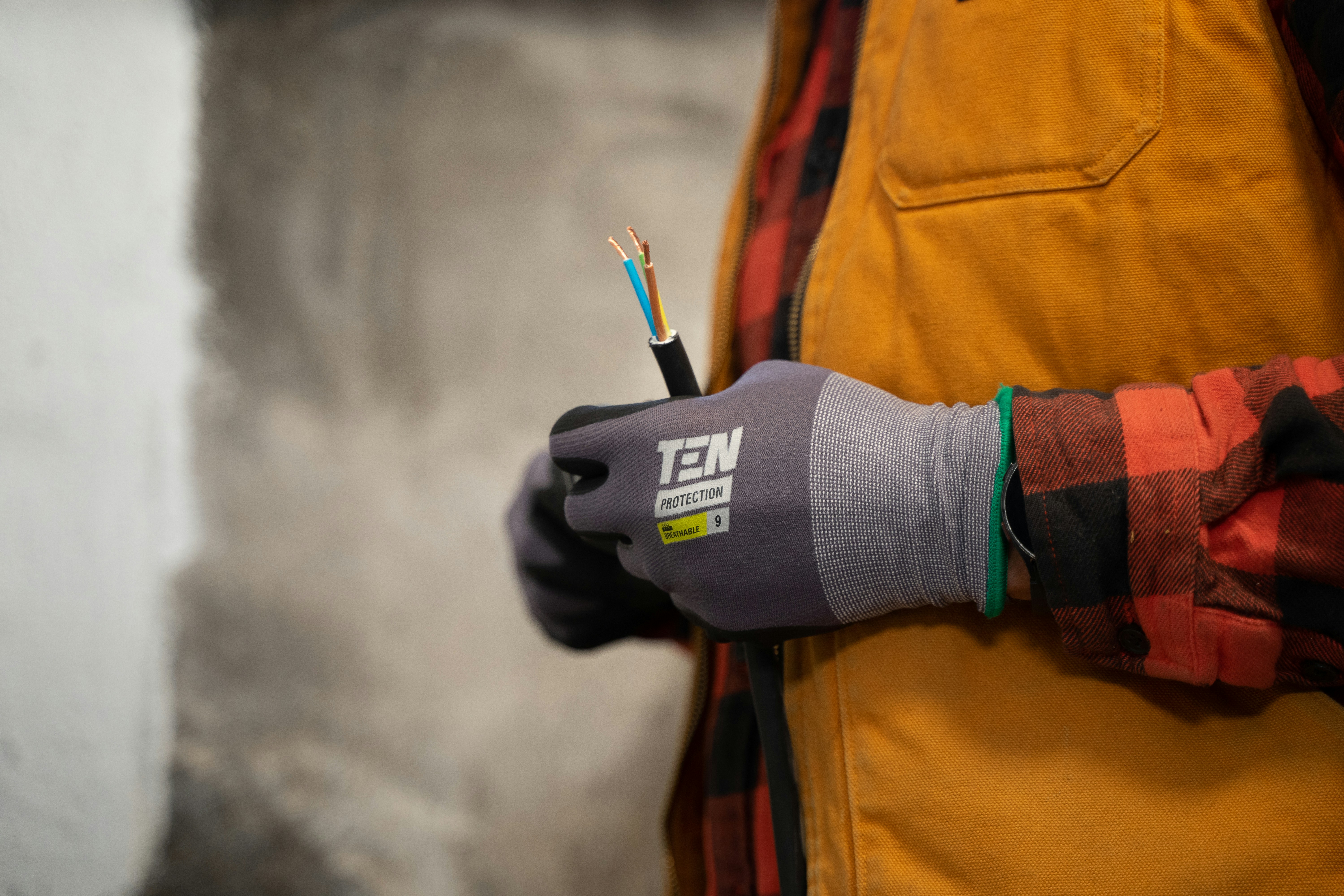Cât costă un electrician în România în 2026 — Prețuri reale și ghid complet