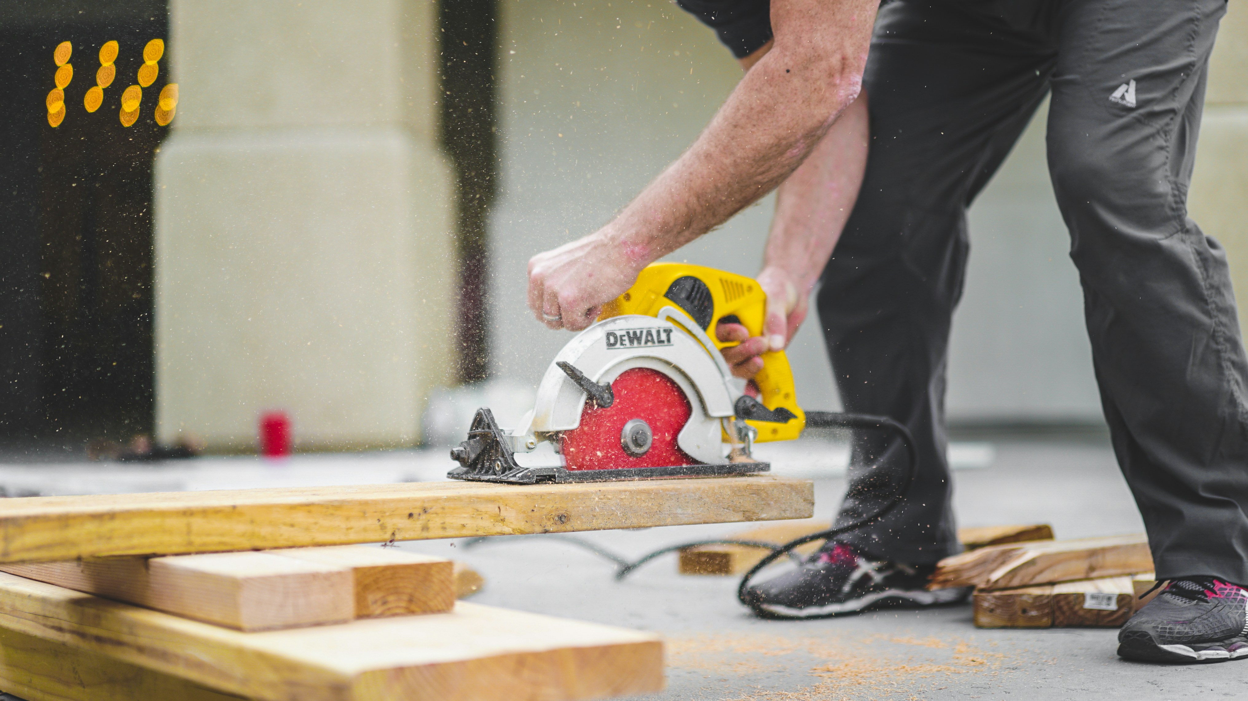 Cum îți suplimentezi venitul cu lucrări de handyman în timpul liber — ghid complet 2026